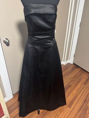 Elegant Strapless Black Satin Evening Dress